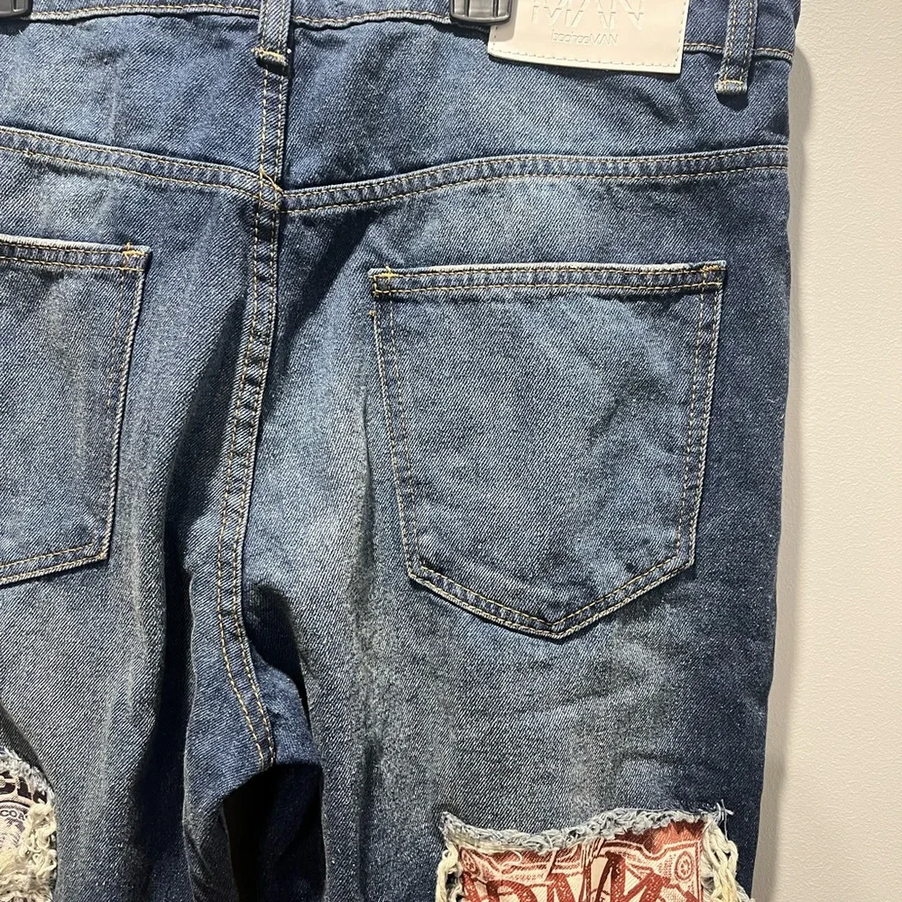 NWT Men's Size 36 Boohoo man Relaxed Rigid Flare Applique‎ Jeans, Wide leg